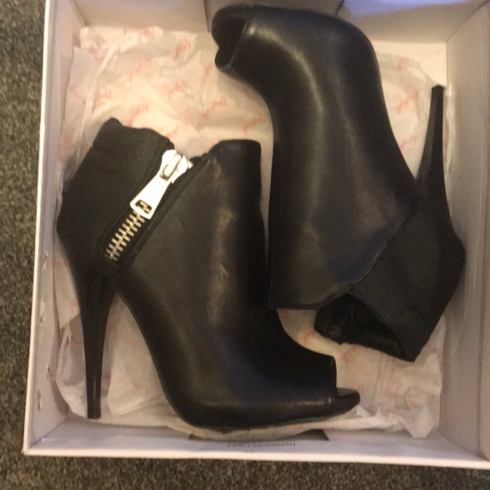 Booty that’s only lightly worn, great condition